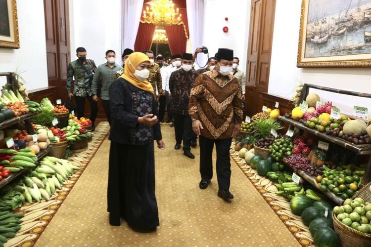 Khofifah Pamerkan Produk Tani Unggulan Jatim, Prabowo Berikan 2 Buku Karangannya Ketua Umum Partai Gerindra Prabowo Subianto bertemu Gubernur Jatim Khofifah Indar Parawansa di Gedung Negara Grahadi Surabaya, Selasa (4/5/2022) malam.(foto: Biro Administrasi Pemprov Jatim)