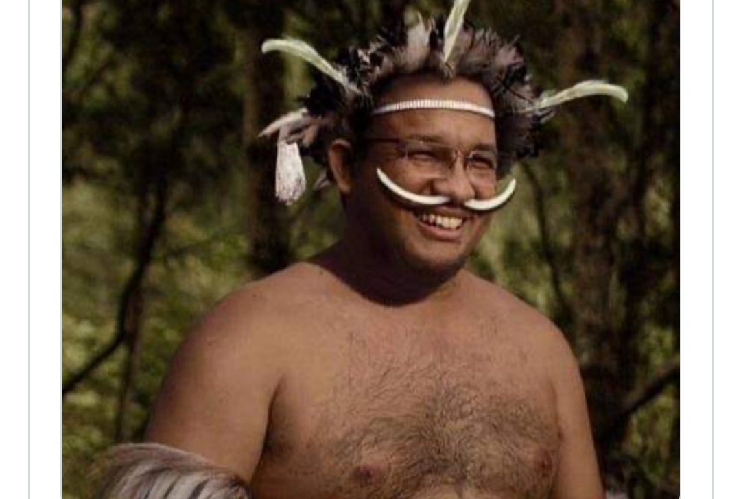 Ruhut Sitompul Dilaporkan Karena Unggah Foto Anies Berpakaian Adat Papua Unggahan Anies Baswedan berpakaian adat Papua (foto: twitter @ruhutsitompul)