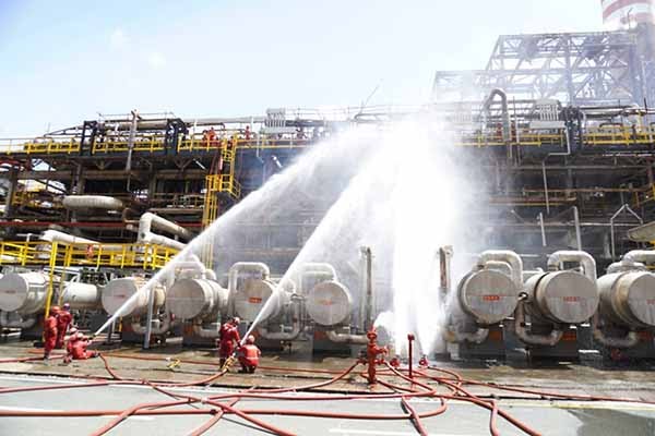 Kilang Pertamina Balikpapan Terbakar, Seorang Tewas dan 5 Luka-luka Unit pemadam kebakaran memadamkan api di Kilang Pertamina Balikpapan (foto: Pertamina)