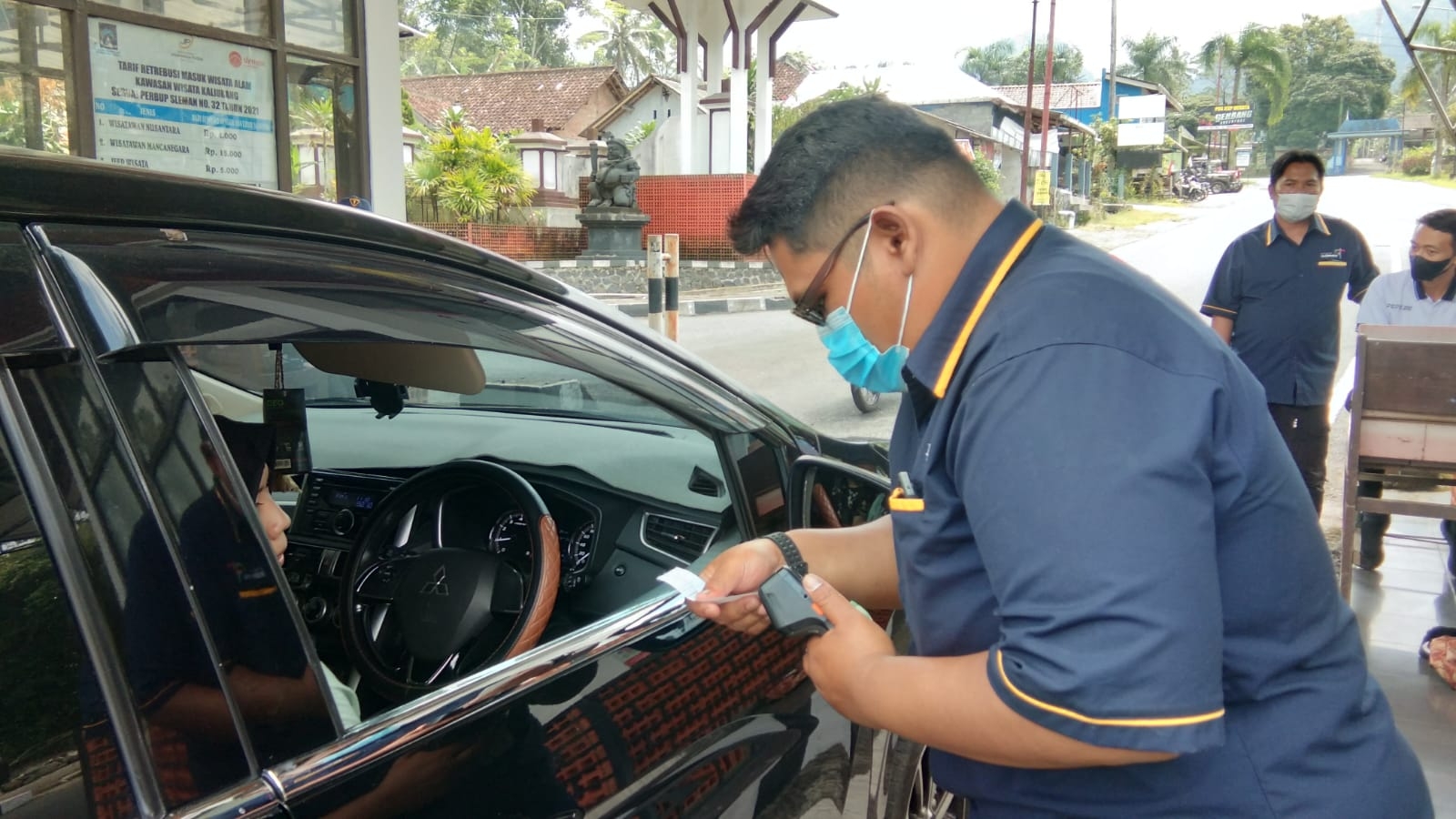 Dispar Sleman Pakai Alat Transaksi E-Ticketing Portabel untuk Cegah Antrian