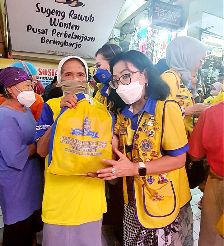 Konvensi Tahunan ke-46, Lions Club Indonesia Bagi Sembako di Pasar Beringharjo