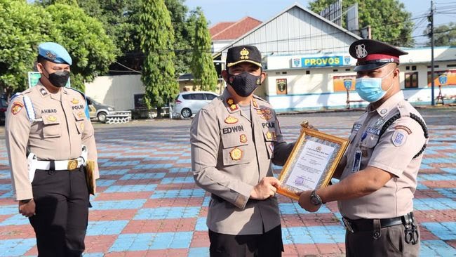 Satpam Bank yang Gagalkan Aksi Perampokan dengan Modus Bom Palsu Dapat Penghargaan Kapolres Majalengka AKBP Edwin Affandi memberikan penghargaan kepada Asep Firman, satpam bank yang gagalkan aksi teror di Majalengka (foto: Polres Majalengka)