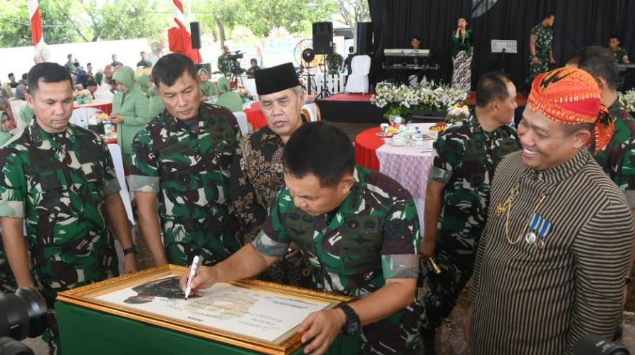 Markas Baru Kodim 0709/Kebumen Diresmikan Jendral Dudung, Seluas 1,5 Hektare Kasad Jenderal TNI Dudung Abdurachman saat meresmikan Markas Kodim 0709 Kebumen yang baru di Jalan Lingkar Selatan, Desa Adikarso, Kecamatan Kebumen, Selasa (21/6/2022). (foto: Pendam IV/Diponegoro)
