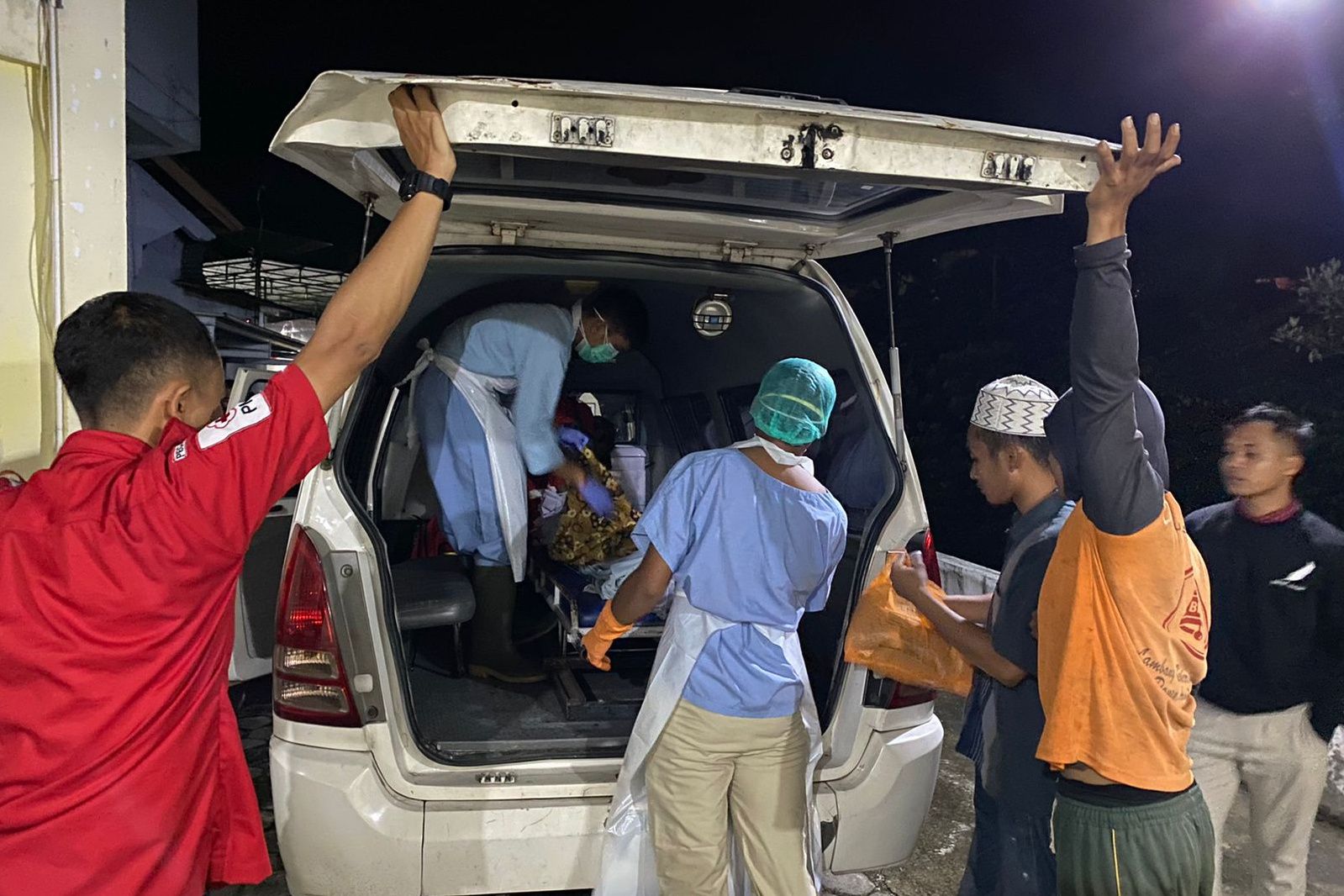 Ada Mayat Suratman di Sungai Tritis Temanggung, Polisi Ungkap Penyebabnya Petugas melakukan evakuasi dan visum untuk memastikan penyebab korban tewas. (foto: Polres Temanggung )