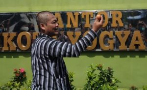 Dodok Putra Bangsa usai dicukur gundul- (foto: Deny Hermawan)