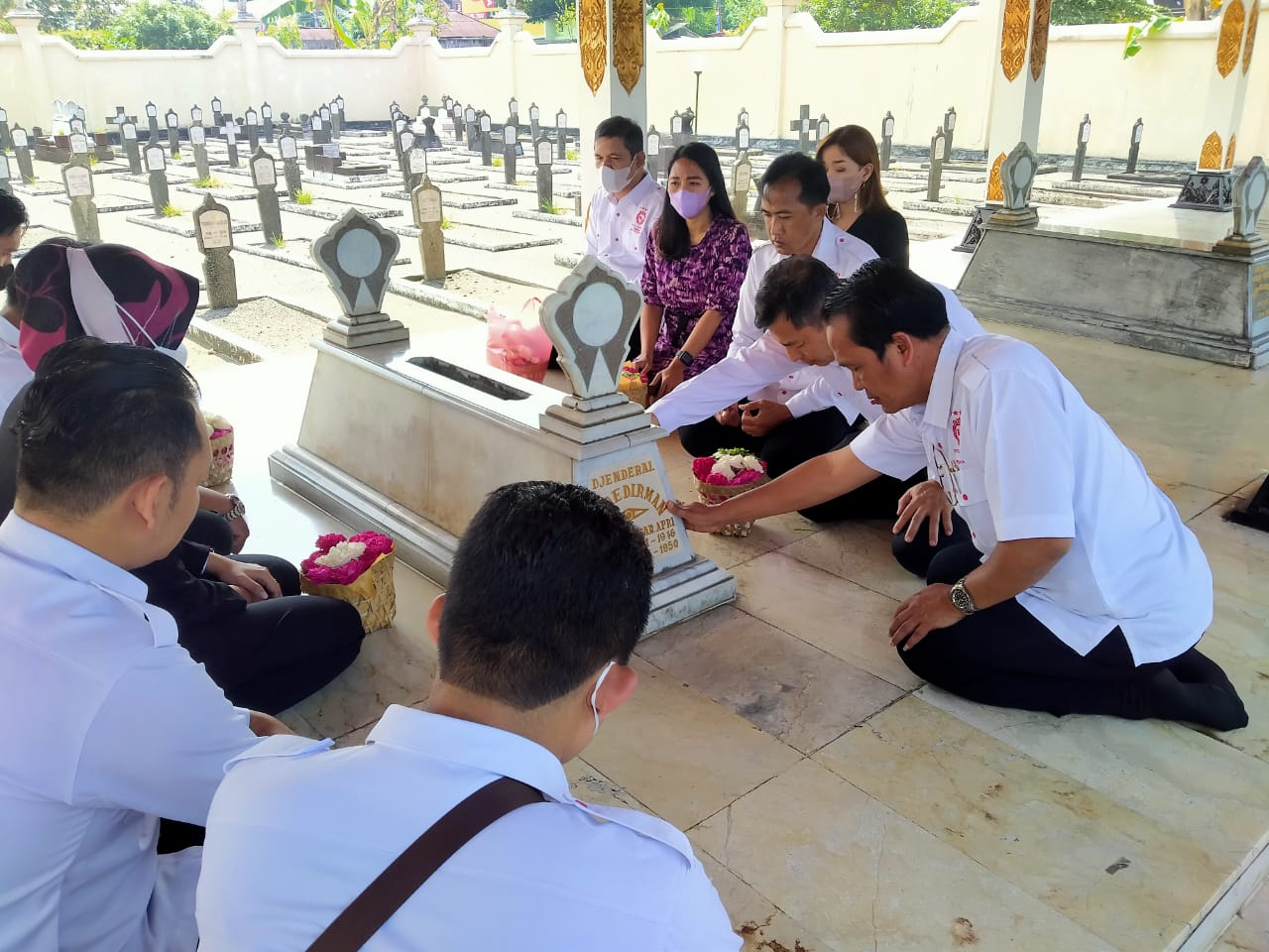 Tanamkan Rasa Nasionalisme, Karyawan Royal Darmo Malioboro Hotel Ziarah ke TMP Kusumanegara