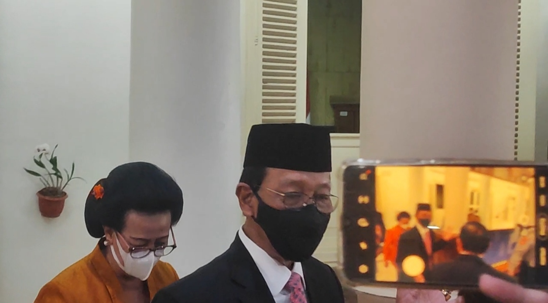 Berikut Visi dan Misi Gubernur dan Wakil Gubernur DIY 2022-2027 Sri Sultan Hamengku Buwono X dan isteri usai Sidang Paripura DPRD DIY, Senin (8/8/2022) - (foto: Deny Hermawan)