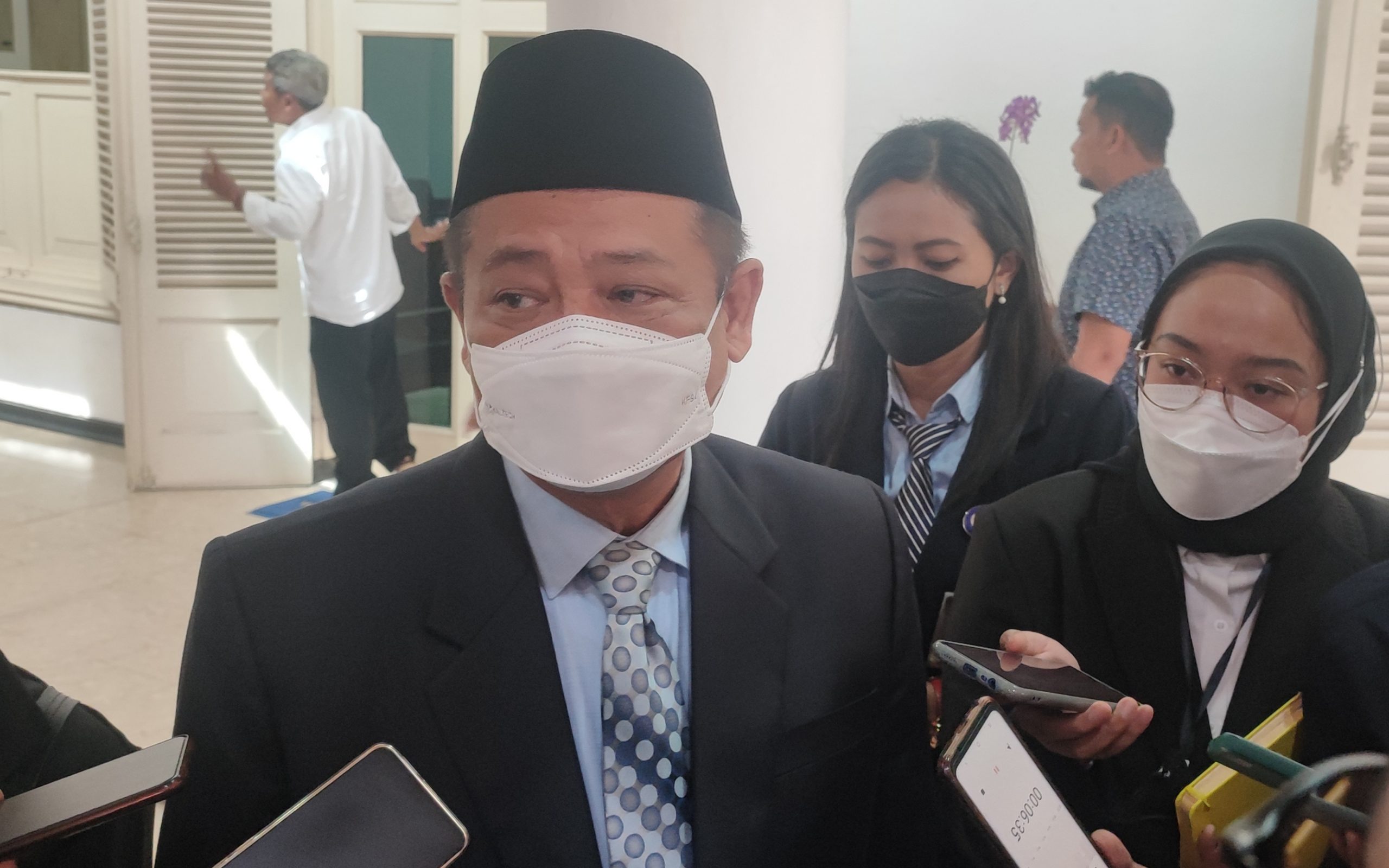 Sekda DIY: Pemakaian Jilbab Tak Pengaruhi Akreditasi Sekolah Sekda DIY Baskara Aji menegaskan pemakaian jilbab oleh siswi sama sekali tak berpengaruh terhadap akreditasi sekolah. (foto: Deny Hermawan)
