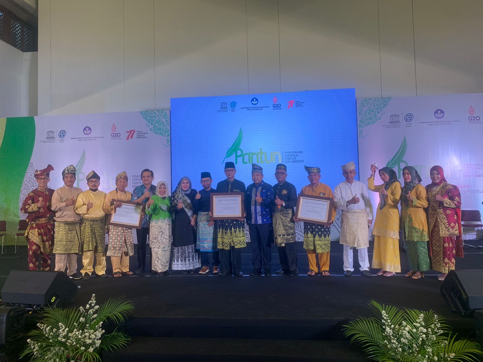 Kemendikbudristek Serahkan Sertifikat Pantun sebagai Warisan Budaya Dunia UNESCO