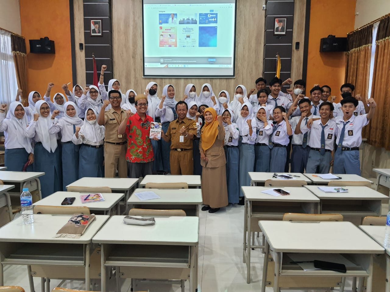 Serunya Kelas Inspirasi Literasi Kesehatan Bersama Diaspora Taiwan di SMA Negeri 15 Semarang