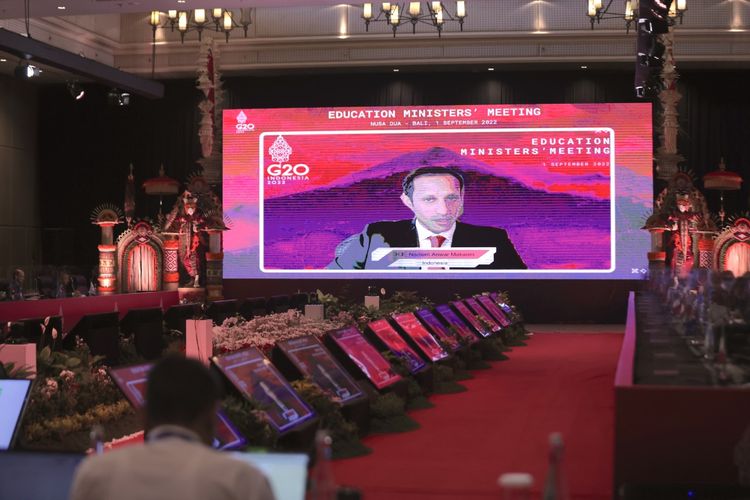 Positif COVID-19, Nadiem Pimpin Pertemuan Tingkat Menteri Pendidikan G20 Mendikbudristek Nadiem Makarim memimpin Pertemuan Tingkat Menteri Pendidikan G20 di Bali, Kamis (01/9/2022).(foto: Mendikbudristek)
