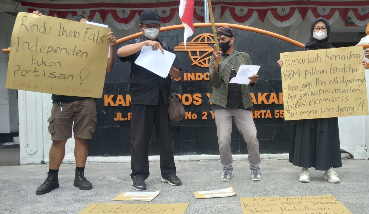 Protes Kenaikan Harga BBM, Aktivis di Jogja Surati Megawati dan Iwan Fals Aktivis Gerakan WNI Menggugat mengirimkan surat ke Megawati dan Iwan Fals memprotes harga BBM naik, Senin (5/9/2022). (foto: Deny Hermawan)