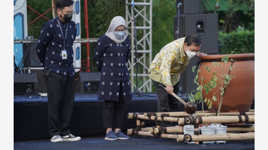 Catatan Akhir FKY 2022, Bibit Pohon Trembesi Jadi Simbol Regenerasi Budaya Penutupan FKY 2022 dengan penyiraman bibit pohon Trembesi (foto: ist)