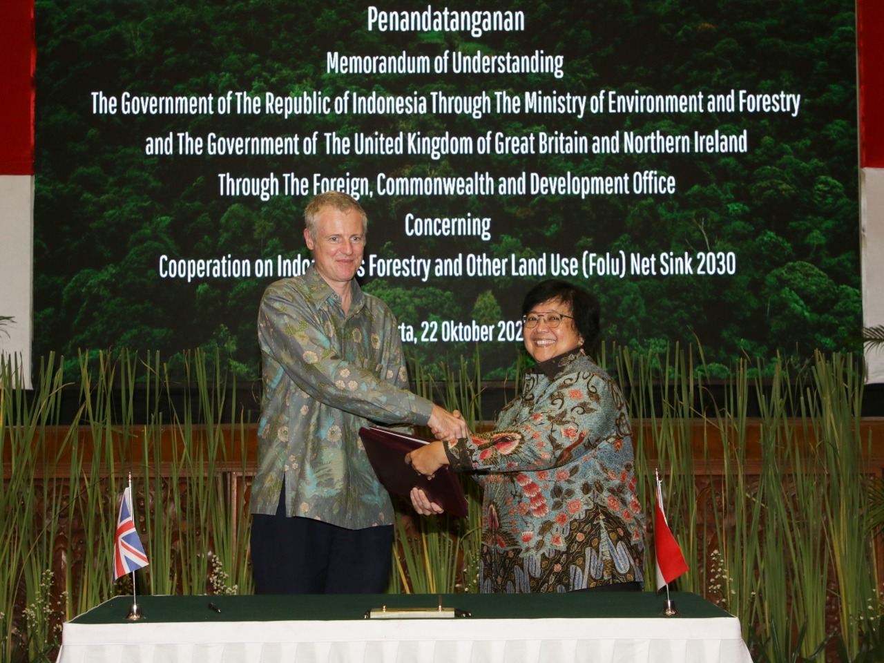 RI – Inggris Tandatangani Kerja Sama untuk Capai Target Indonesia’s FOLU Net Sink 2030 Penandatanganan MoU antara Menteri LHK Siti Nurbaya dan Menteri Negara untuk Asia, Energi, Iklim, dan Lingkungan Hidup UK, Lord Goldsmith. (foto: ist)