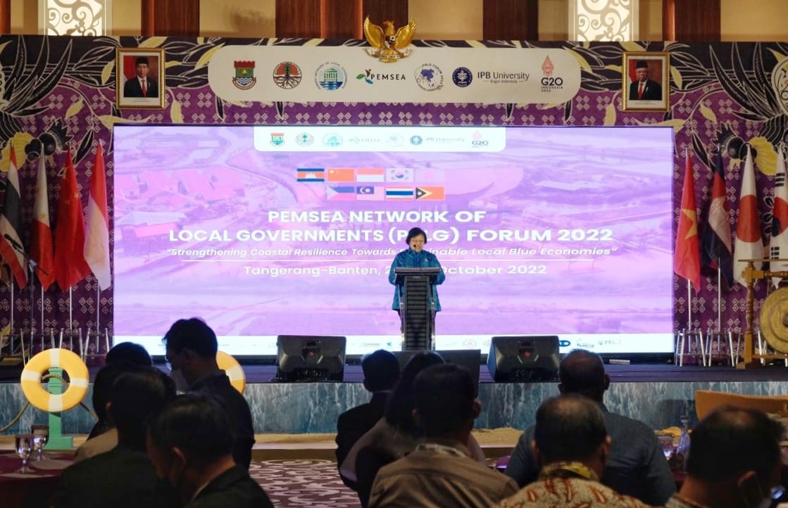 Buka PNLG Forum 2022, Menteri LHK Dorong Pertumbuhan dan Kelestarian Lingkungan Lewat Ekonomi Biru Menteri Lingkungan Hidup dan Kehutanan Siti Nurbaya pada acara pembukaan PEMSEA (Pengelolaan Lingkungan Pesisir di Asia Timur) Network of Local Government (PNLG) Forum 2022 di Tangerang, Banten, Selasa (25/10/2022) - (foto: ist)