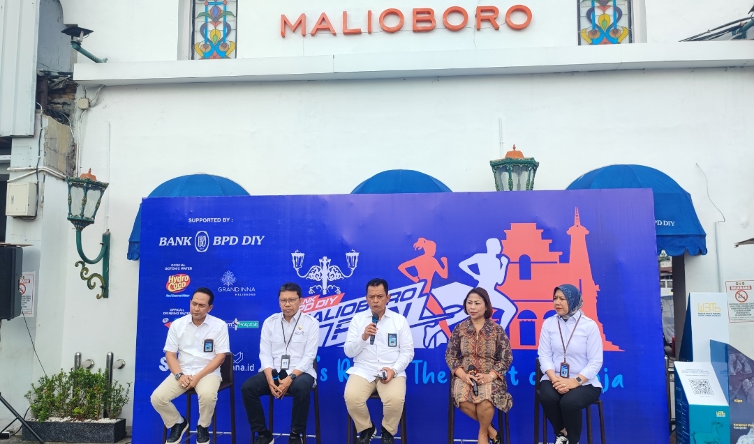 Pertama Kalinya Bakal Digelar Malioboro Run, Susur Heritage di Jogja, 10 dan 5 KM Santoso Rohmat (tengah) didampingi Singgih Raharjo di sebelah kirinya dalam konferensi pers di Kantor Bank BPD DIY Digital Lounge, Jl. Malioboro, Rabu (12/10/2022). - (foto: Deny Hermawan)