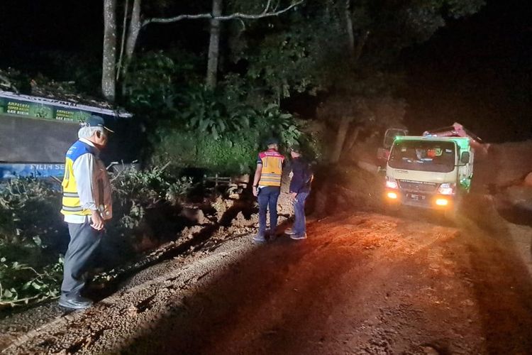 Tinjau Longsor di Jalan Nasional Cianjur-Puncak Akibat Gempa, Begini Kata Menteri PUPR Menteri PUPR, Basuki Hadimuljono mengawasi pembersihan ruas jalan raya Cipanas-Cianjur pada Selasa (22/11/202) dini hari. (foto: Kementerian PUPR)