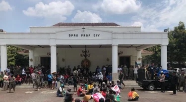 Puluhan Penambang Pasir Kulon Progo Unjuk Rasa di DPRD DIY Penambang pasir Kulon Progo unjuk rasa di halaman DPRD DIY, Rabu (9/11/2022) - (foto: ist)