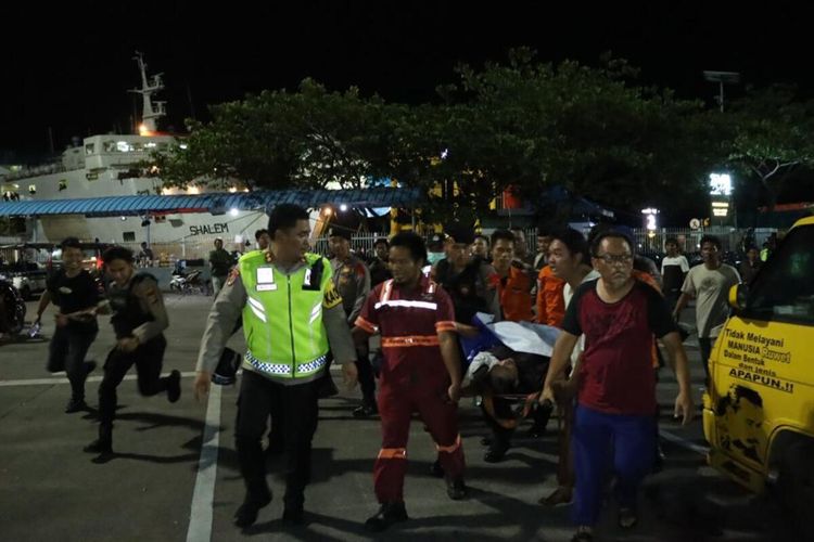Mobil Tercebur ke Laut Saat Masuk Kapal di Pelabuhan Merak Penyelamatan korban kendaraan tercebur ke laut saat akan masuk ke dalam kapal di dermaga dua Pelabuhan Merak pada Jumat (23/12/2022) malam. (foto: ist)