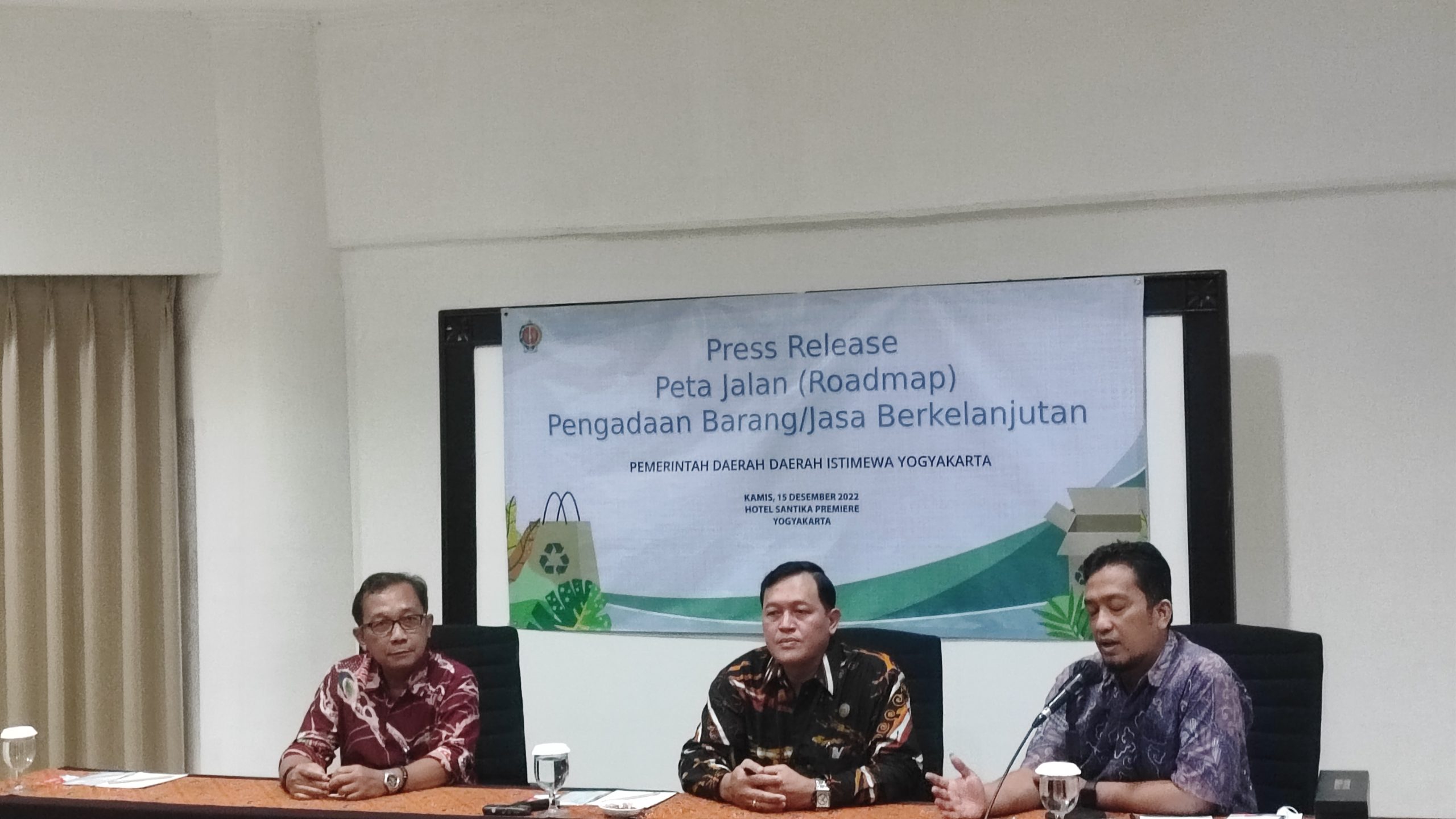 Roadmap Pengadaan Barang/Jasa Berkelanjutan Bakal Implementasikan Tiga Program Strategis Di 2023-2025 Kepala DLHK DIY Kuncoro Cahyo Aji (kiri) didampingi Yudi Ismono Kepala Biro PIWP2 Setda DIY (tengah) dan Nanang Ruswianto, anggota Tim Roadmap (kanan) di Santika Hotel Premiere, Kamis (15/12/2022). (foto: Deny Hermawan)