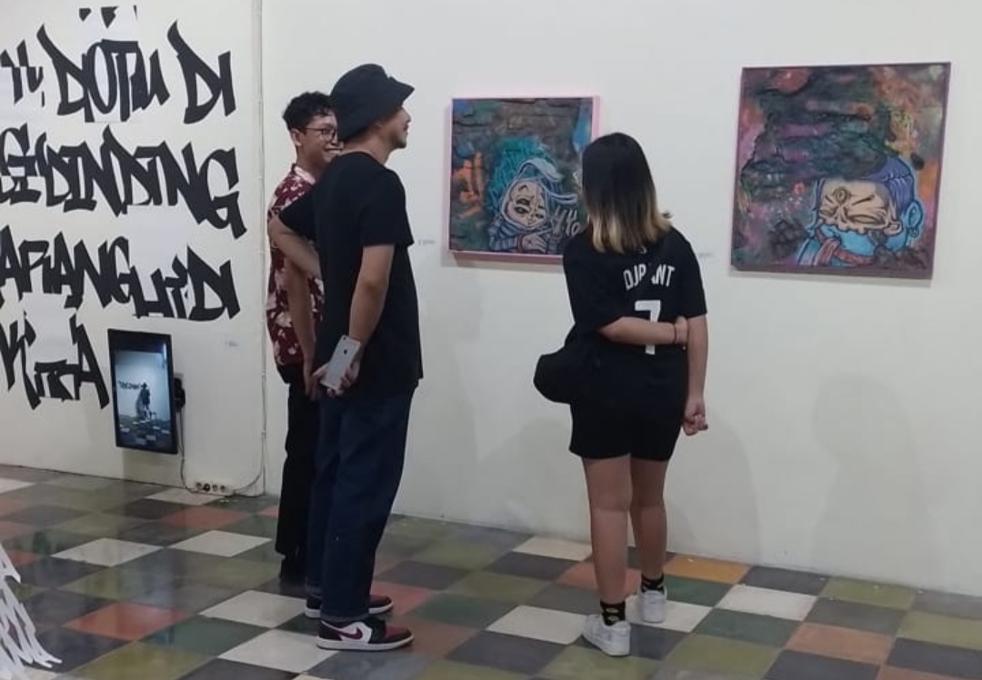 Pameran di Galeri Lorong Soroti Fenomena Masyarakat yang Suka Rebutan Eksistensi di Ruang Publik Suasana pameran "Berjalan di Antara Kepungan Tembok Kota” di Galeri Lorong (foto: ist)