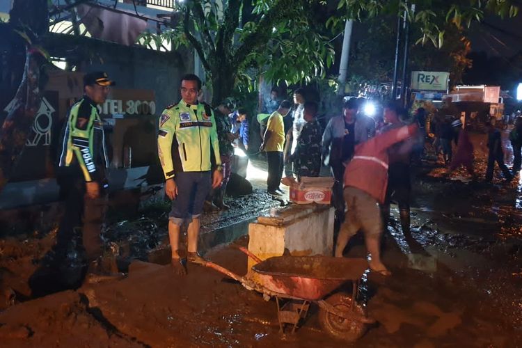 17 Titik di Kabupaten Semarang Dilanda Longsor dan Banjir, Satu Jembatan Jebol Proses pembersihan material bencana di Kabupaten Semarang yang dilakukan secara gotong royong. (foto: ist)