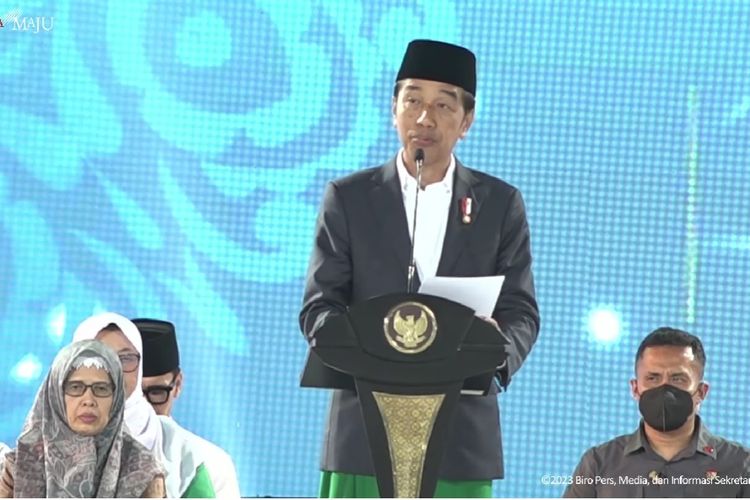 Presiden Ajak Umat Islam Jaga dan Lestarikan Kebudayaan Nusantara Presiden Joko Widodo menyampaikan sambutan dalam acara Festival Tradisi Islam Nusantara di Stadion Diponegoro, Banyuwangi, Senin (9/1/2023) malam.(foto: Biro Sekretariat Presiden)
