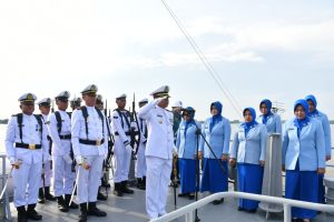 Danlanal saat pimpin penghormatan untuk para pejuang yang telah tiada.