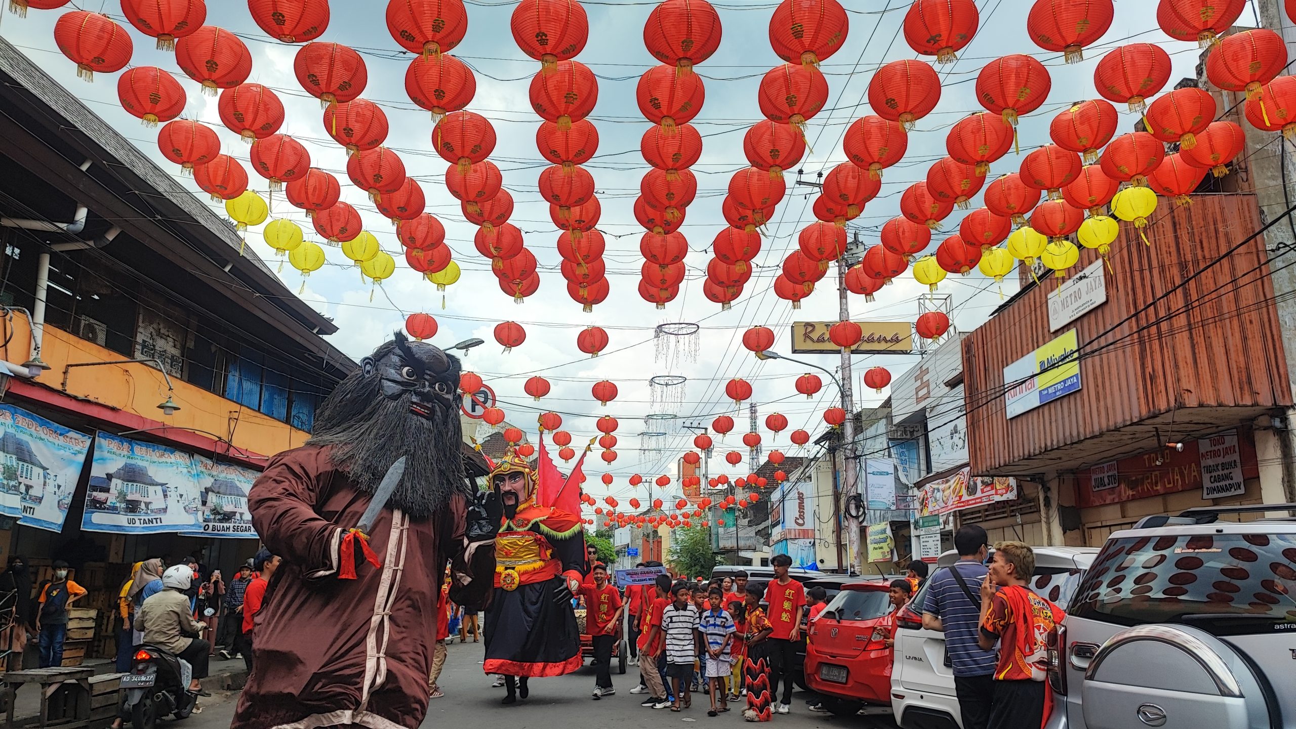 Disaksikan Gibran, Begini Meriahnya Kirab Budaya Grebeg Sudiro di Pasar Gede Solo Salah satu rombongan peserta Kirab Karnaval Budaya Grebeg Sudiro Solo 2023 di kawasan Pasar Gede Minggu (15/1/2023) - (foto: Deny Hermawan)