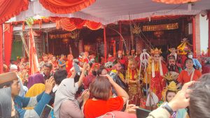 Masyarakat mengerubungi peserta karnaval di Klenteng Pasar Gede Solo (foto: Deny Hermawan)