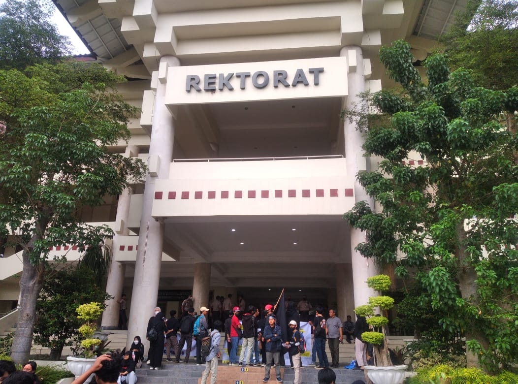 Puluhan Mahasiswa UNY Protes UKT di Rektorat
