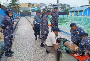 Kegiatan uji terampil renang militer dan evakuasi medis.