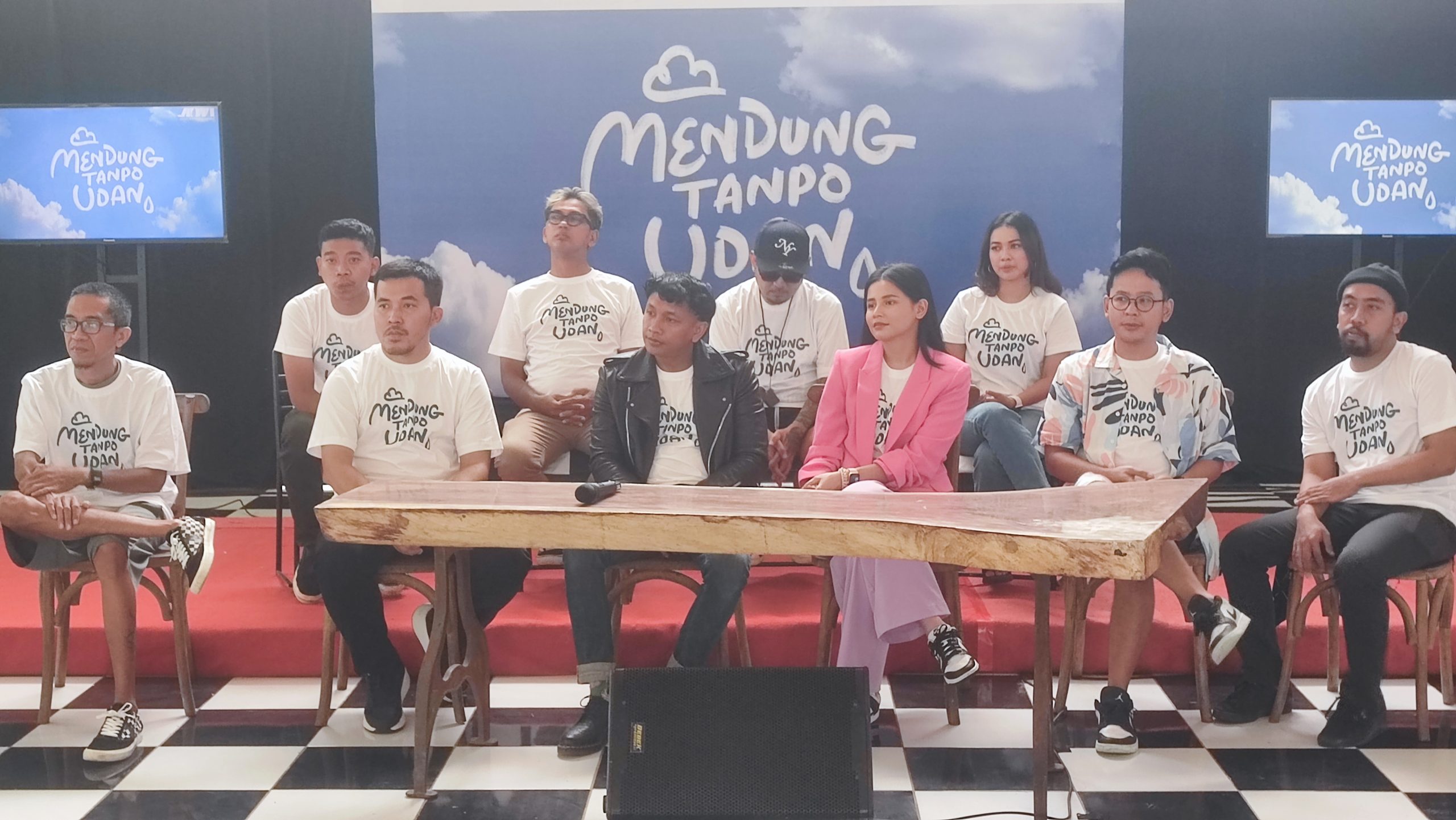 Film Berdasar Lagu Kondang “Mendung Tanpo Udan” Segera Dirilis Akhir Tahun Ini Jajaran produser, sutradara, dan pemain film Mendung Tanpo Udan (foto: Deny Hermawan)