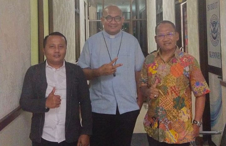 Bongkar Mafia Perdagangan Manusia, Romo Paschal Malah Dipolisikan Oknum BIN Aktivis HAM Romo Paschal (tengah) - (Foto: ist)