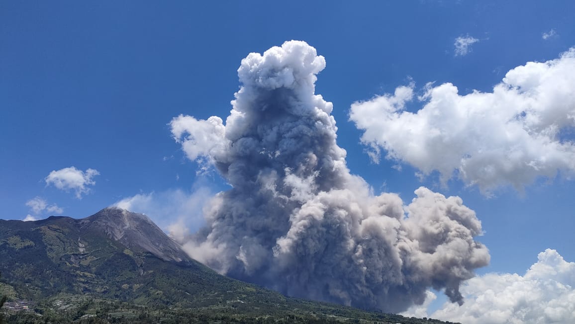 Gunung Merapi Muntahkan Awan Panas Guguran, Potensi Bahaya 7 Kilometer