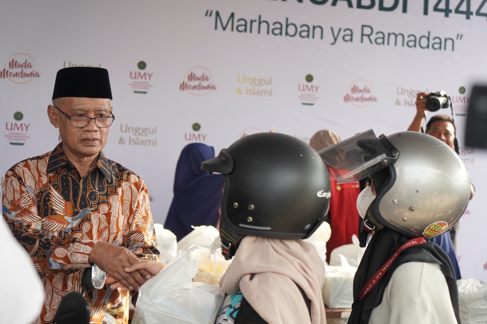Haedar Nashir: UMY Jalin Kedekatan dengan Mahasiswa Melalui Pembagian Takjil
