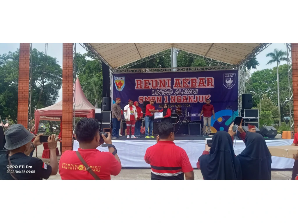 Kemeriahan Reuni Lintas Angkatan SMP Negeri 1 Nganjuk : Bupati, Artis, Pendidik, Kontraktor, dan Segala Profesi Guyub Bertukar Cerita. Kemeriahan Reuni Lintas Angkatan SMP Negeri 1 Nganjuk : Bupati, Artis, Pendidik, Kontraktor, dan Segala Profesi Guyub Bertukar Cerita.
