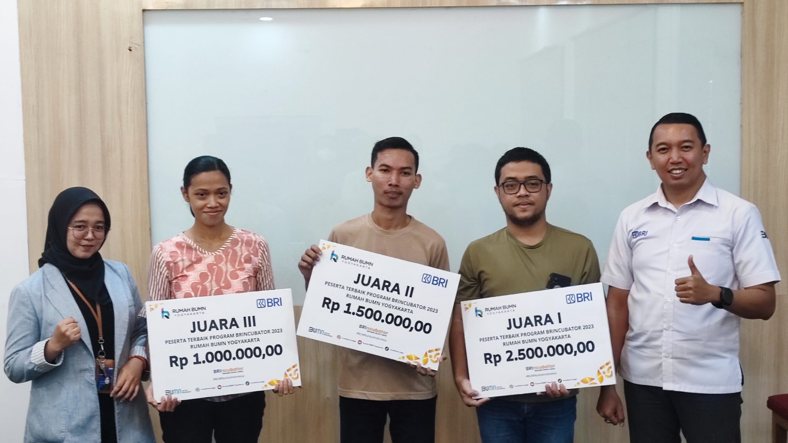 Inilah 3 UMKM Pemenang BRIncubator Lokal Yogyakarta 2023 Pemimpin BRI Cabang Yogyakarta Cik Ditiro, Dwi Wahyu Kurniawan (kanan) bersama pemenang BRIncubator Lokal Yogyakarta 2023 (foto: Deny Hermawan)