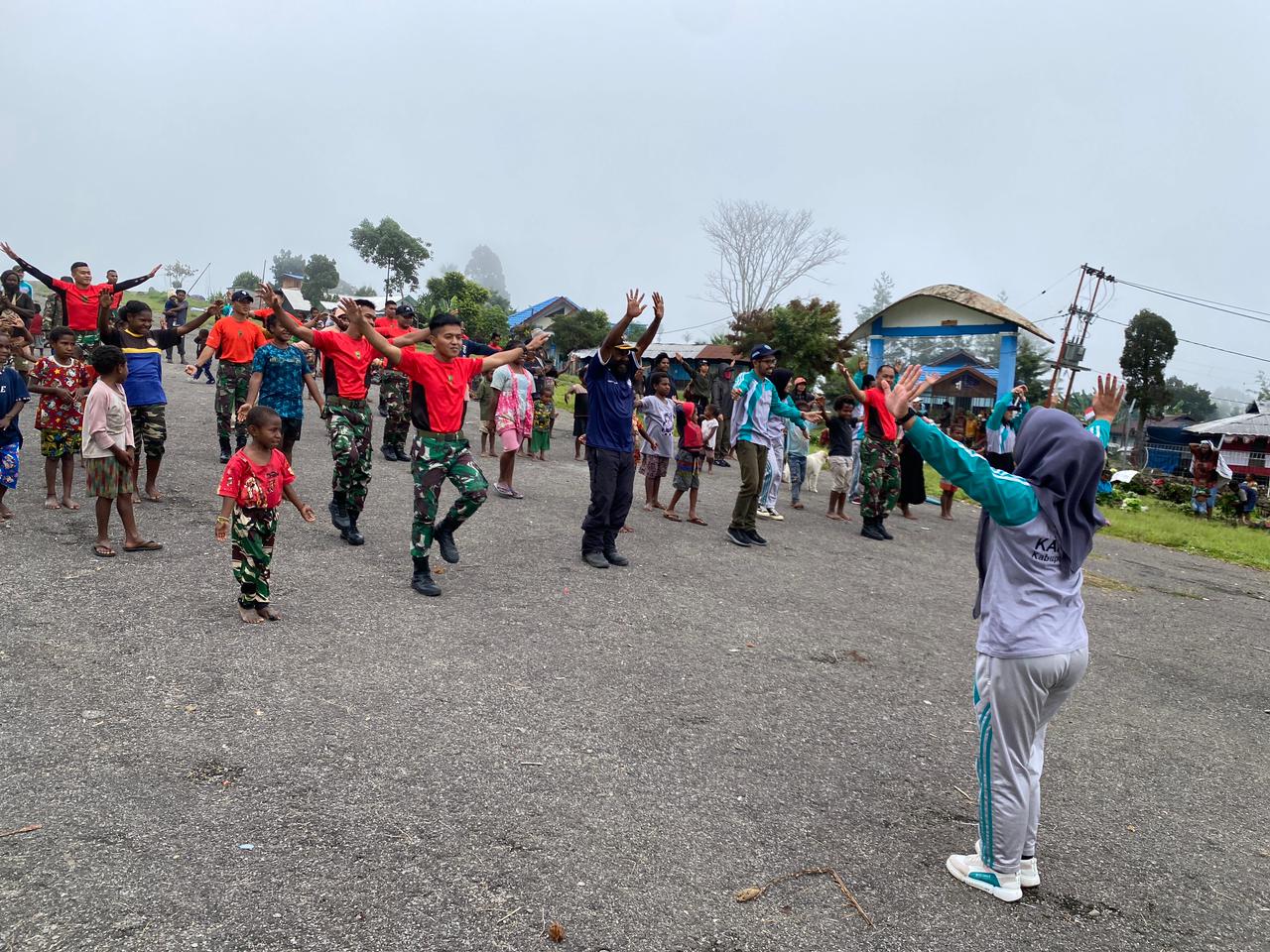 Satgas Yonif 721/Makkasau Senam Bareng Warga dan Pegawai Puskesmas Kanggime