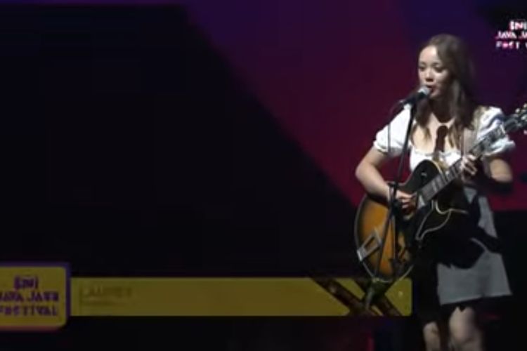 Penyanyi Islandia Laufey Pukau Penonton Java Jazz Festival 2023 Penyanyi asal Islandia Laufey di Java Jazz Festival 2023. (Tangkapan Layar YouTube Java Jazz)