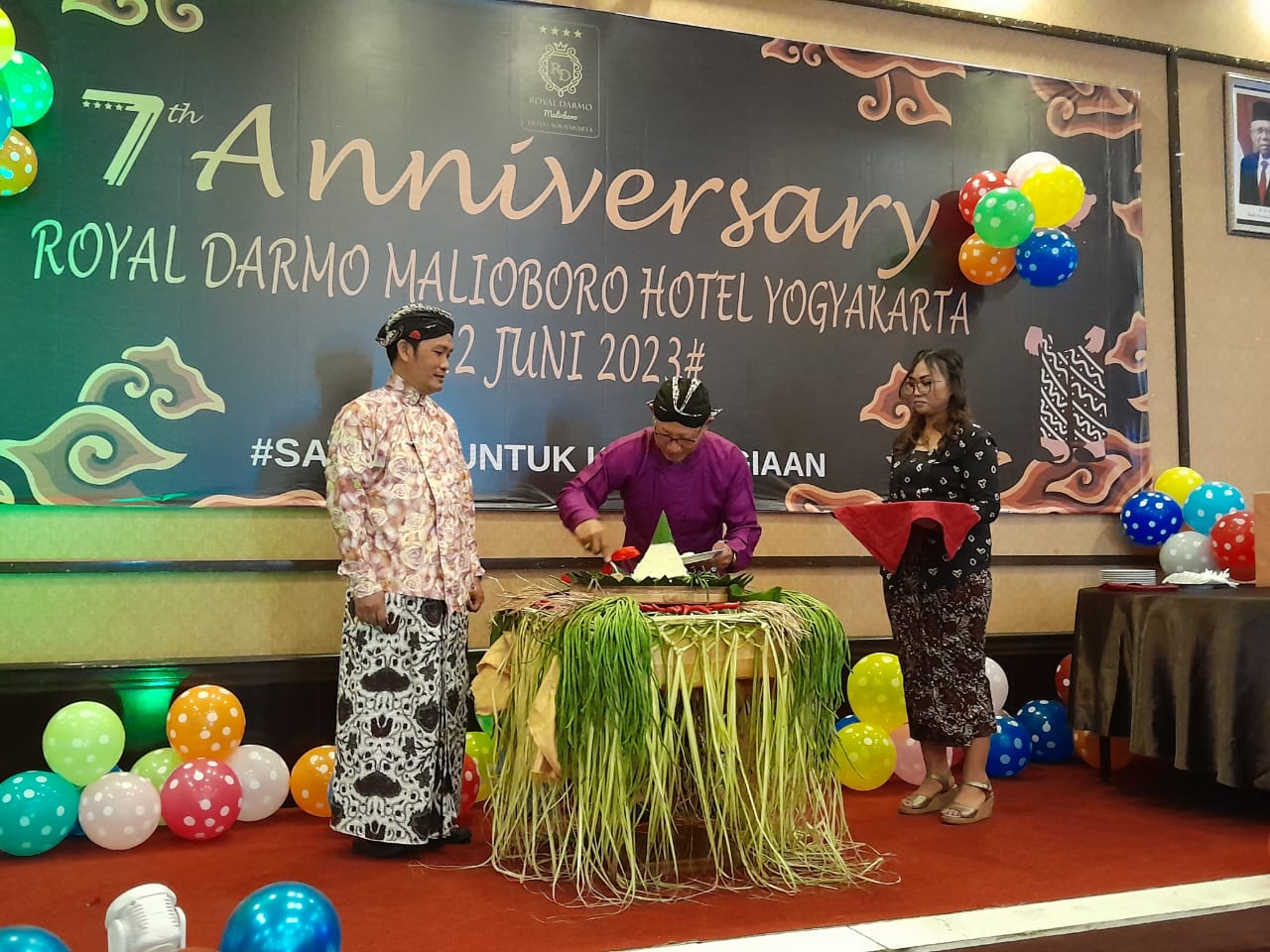 Kemeriahan Tumpengan HUT ke-7 Royal Darmo Malioboro Hotel Yogyakarta