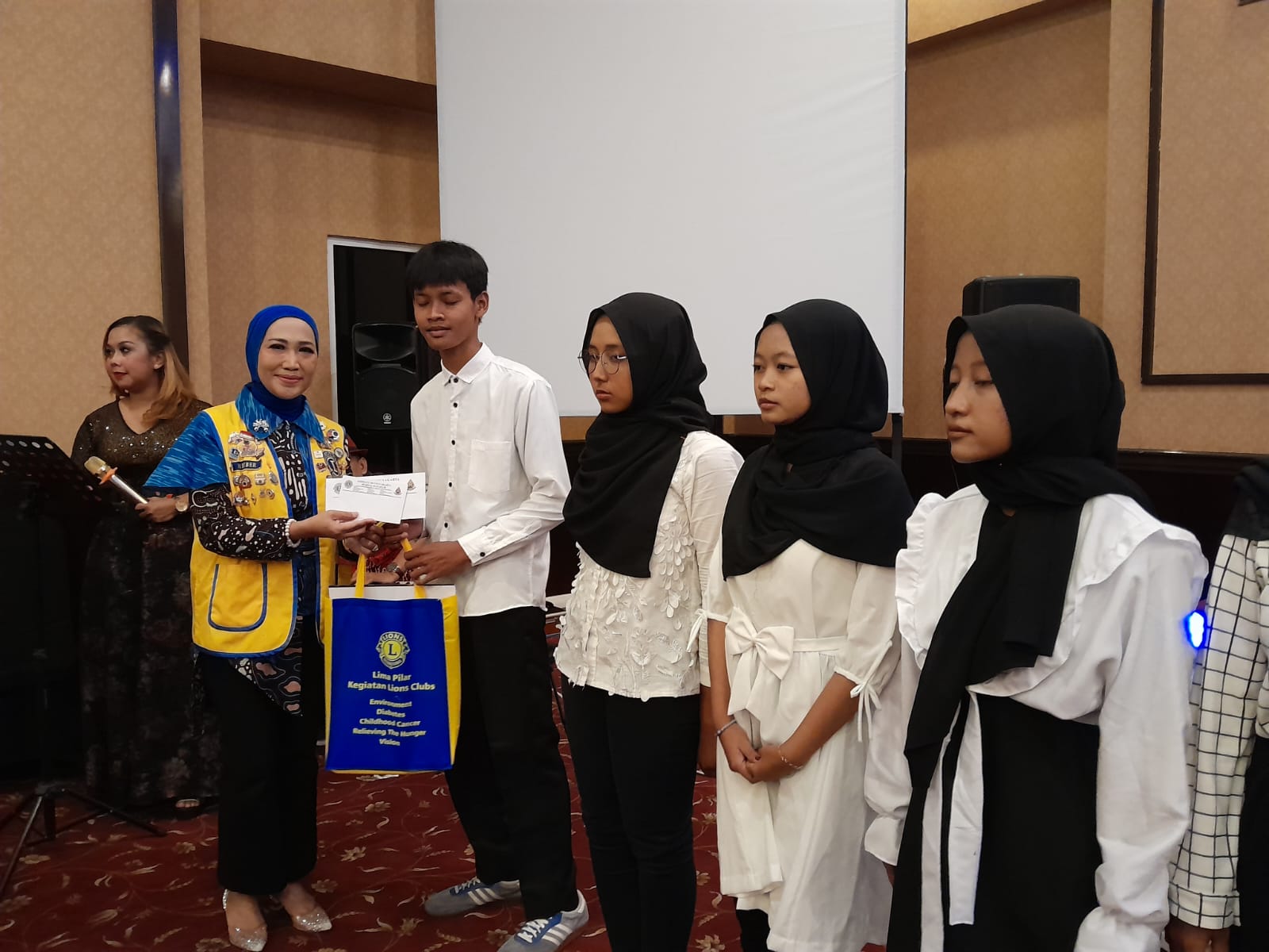 Lions Club Yogyakarta Puspita Mataram Gelar Baksos, Relieving The Hunger dan Handover
