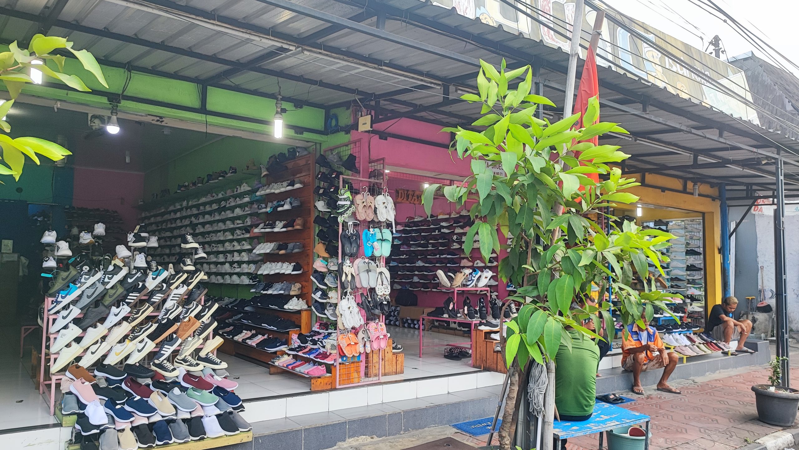 Usai Pandemi, Usaha Sepatu di Jalan Mataram Jogja Kini Mulai Pulih Usaha penjualan sepatu di kawasan Jalan Mataram Yogyakarta (foto: Deny Hermawan)