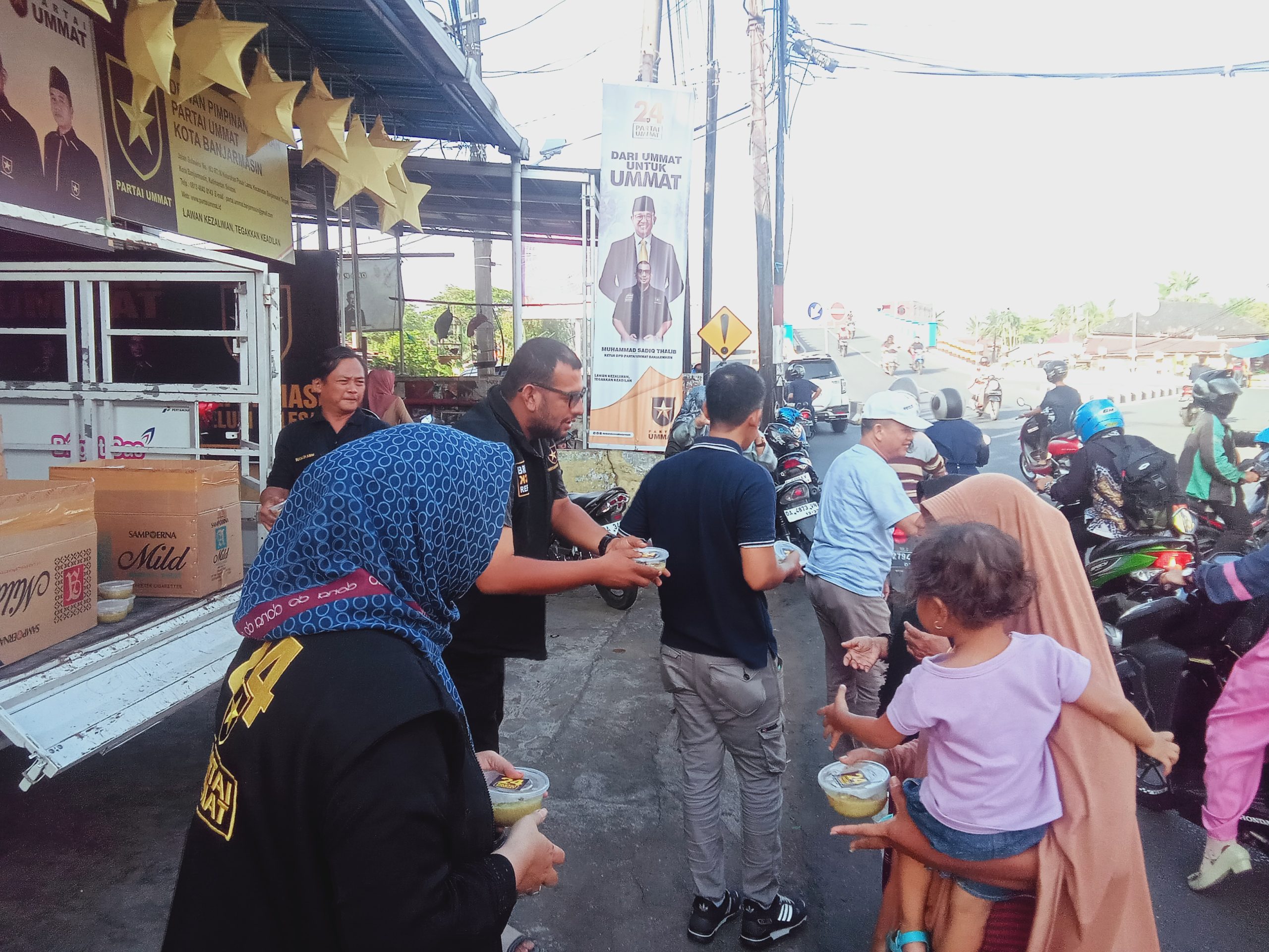 Peringatan Hari Asyura, Partai Ummat Bagikan Ribuan Bubur Asyura