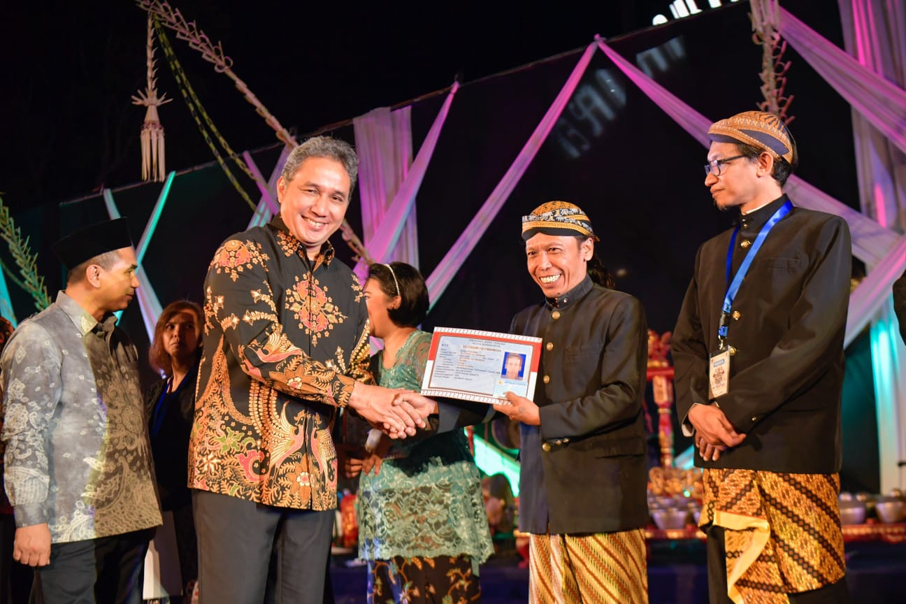 Kemendikbudristek Serahkan KTP Penghayat Kepercayaan