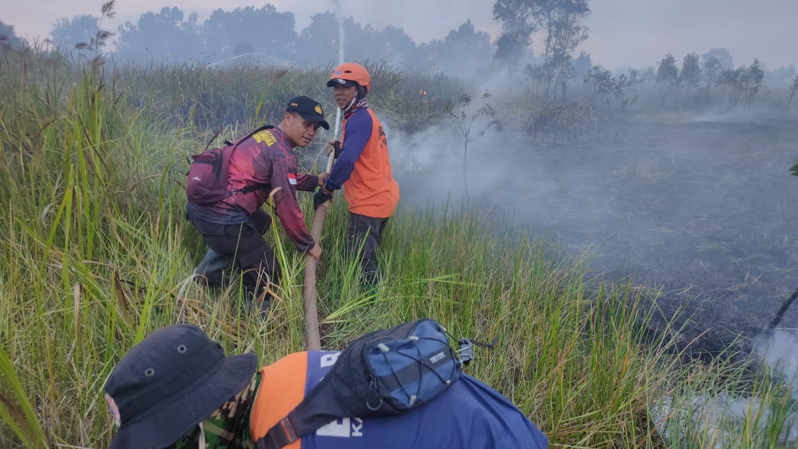 Polsek Jejangkit dan Tim Gabungan Padamkan Kebakaran di Lahan Seluas 3 Hektar