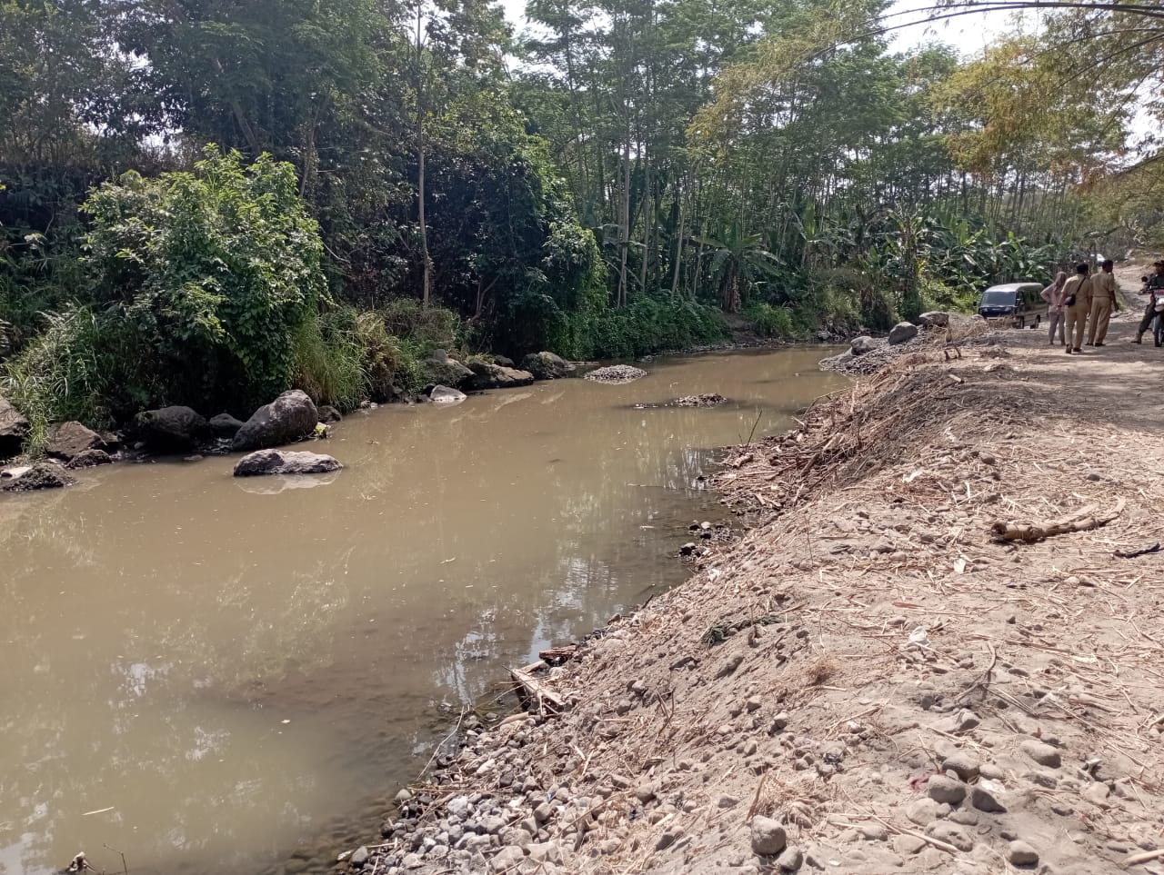 Truk Sampah Harus Seberangi Aliran Sungai untuk Sampai ke TPSS Tamanmartani