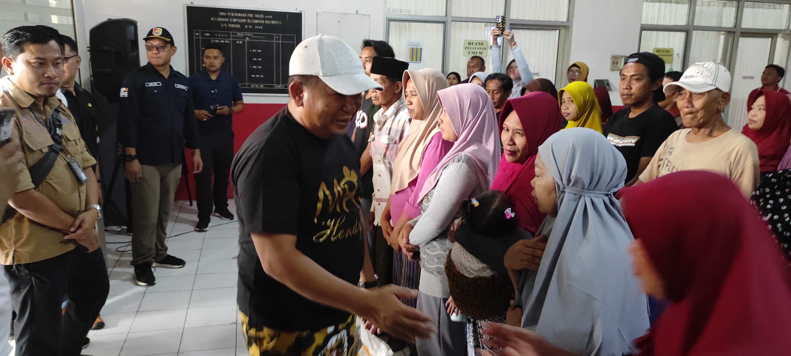 Bupati Jember Bagikan Bantuan Pangan BCP Tahap 2 di Kecamatan Kaliwates Bupati Jember Ir H Hendy Siswanto, ST., IPU
