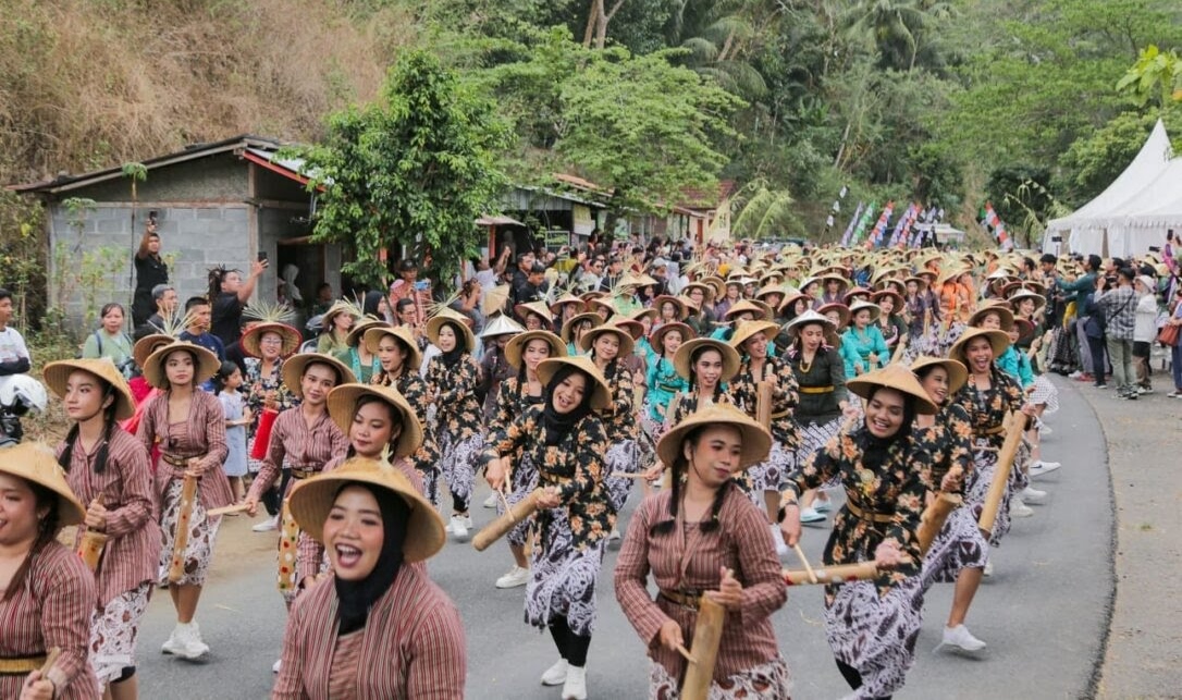 1000 Wanita Tani Lakukan Flasmob di Pembukaan FKY 2023 Pembukaan FKY 2023 yang dimeriahkan tari kolosal (flashmob) Kembul Mumbul oleh kurang lebih 1000 wanita tani (foto: ist)