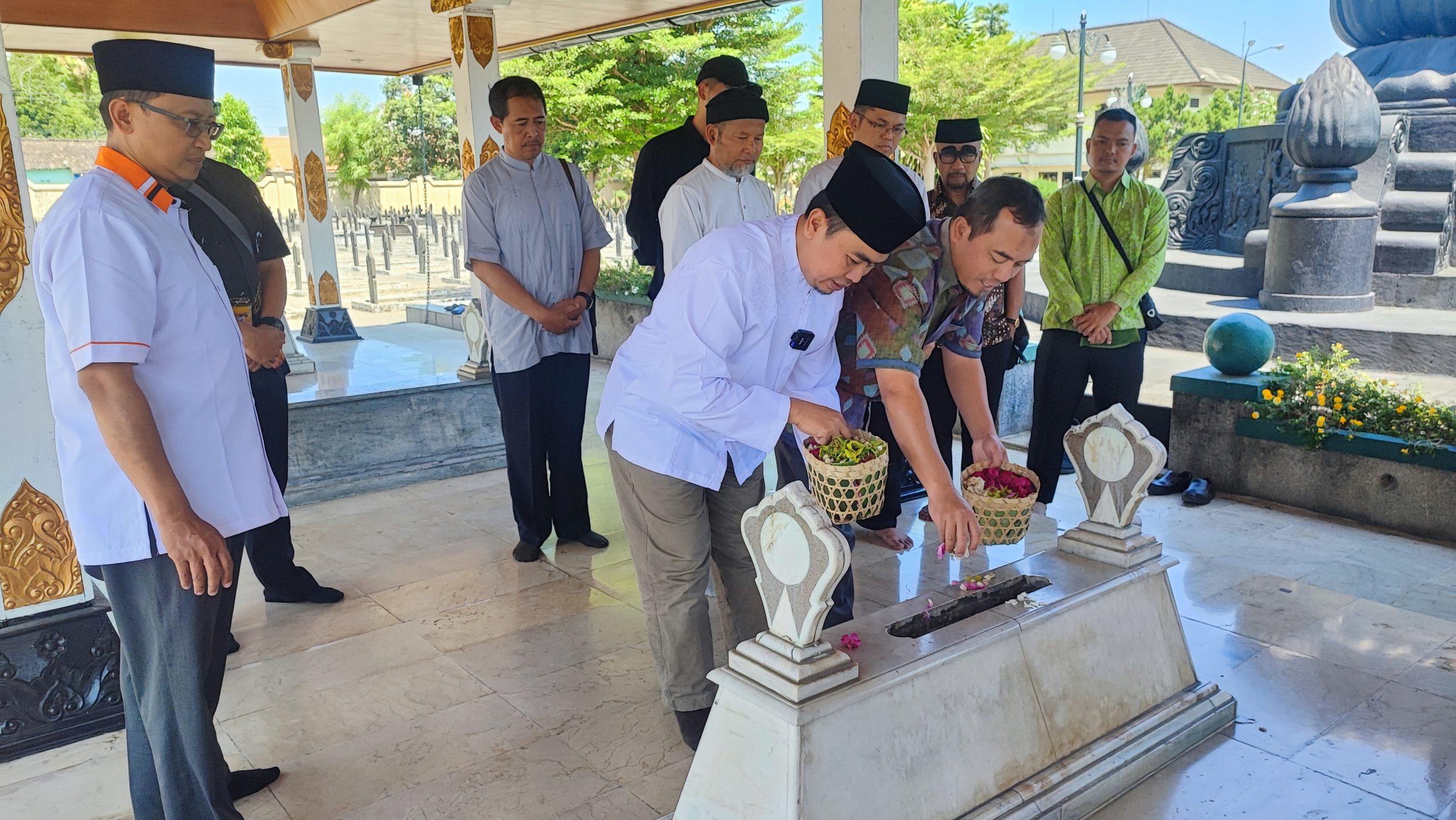 PKS DIY Ziarah Peringati Peristiwa 30 September 65 DPW PKS DIY melakukan ziarah pahlawan ke TMP Kusumanegara (foto: Deny Hermawan)